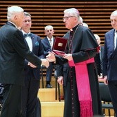 Abp Wiktor Skworc odbiera diamentowy laur z rąk Jerzego Buzka. Obok prezes RIG Tadeusz Donocik, wiceprezydent Katowic Waldemar Bojarun i prof. Marian Zembala.