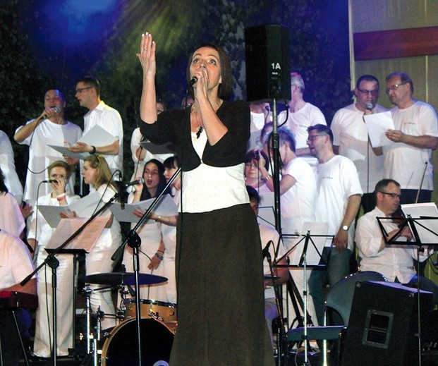 Ewa Uryga zaśpiewała podczas III Wieczoru Uwielbienia „W górę serca” w Lublińcu.