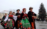 Maturzyści tańczą poloneza na Starym Rynku w Łowiczu
