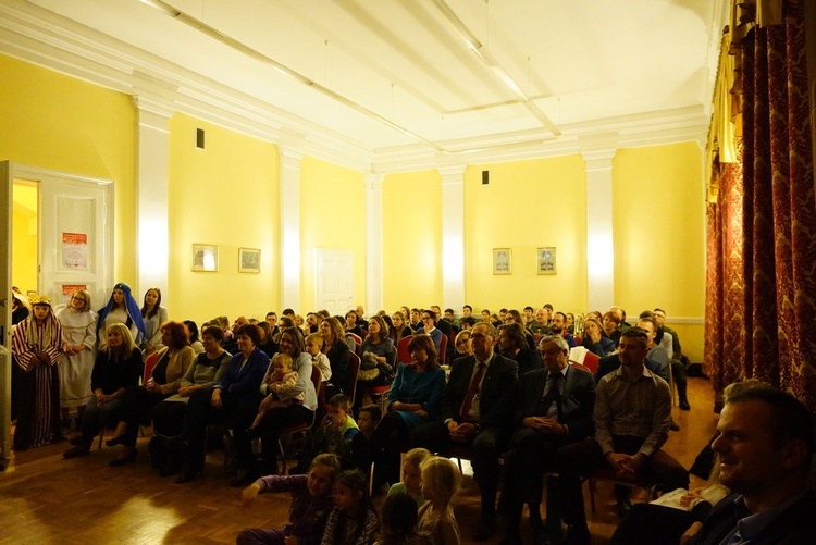 Podopieczni Domu Dziecka kolędują z Anną Wyszkoni