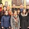 Młodzi razem z kapłanem poprowadzili modlitwę w dębińskim kościele parafialnym.
