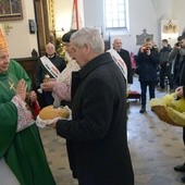 W procesji z darami rolnicy przynieśli chleb, najbardziej podstawowy symbol ich pracy