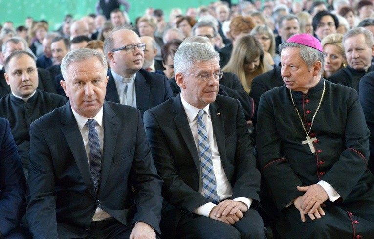 Od lewej: Marian Niemirski, starosta przysuski, Stanisław Karczewski, marszałek Senatu RP, i bp Henryk Tomasik