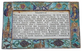 Magnificat – modlitwa Maryi w języku polskim na murze obok  kościoła w Ain Karem,  miejscu nawiedzenia  św. Elżbiety.