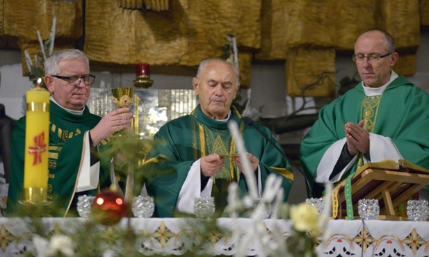 Eucharystii przewodniczył ks. Tadeusz Czyż, z lewej - ks. Marek Janas, z prawej - o. Rajmund Guzik OCist, proboszcz z Wąchocka