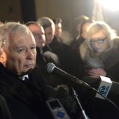 Po Mszy św. Jarosław Kaczyński złożył kwiaty przed tablicą upamiętniającą jego matkę i wygłosił krótkie przemówienie