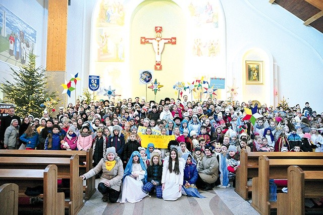 ▲	Wszyscy uczestnicy spotkania postanowili zrobić sobie pamiątkowe zdjęcie.