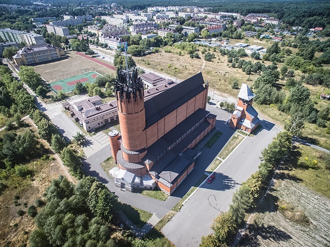 Kościół NMP Królowej Polski w Pionkach  (1985–2009).