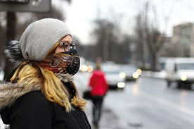 Jednym ze sposobów ochrony przed smogiem są maski antysmogowe. Umieszczony w nich filtr pochłania pyły PM10 i PM2,5, a także spaliny i zwykły kurz.