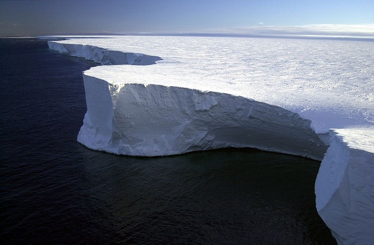 Gigantyczna góra lodowa odrywa się od Antarktydy