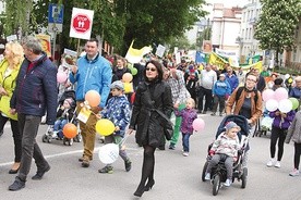 ▲	Orszaki Trzech Króli, marsze dla życia oraz nowe inicjatywy duszpasterskie w diecezji promują wartości chrześcijańskie w rodzinie. Na zdjęciu: ubiegłoroczny Marsz dla Życia i Rodziny w Ciechanowie.