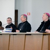 Od lewej: Bożena Rus, ks. Sławomir Adamczyk, bp Henryk Tomasik, bp Piotr Turzyński i ks. Marek Adamczyk