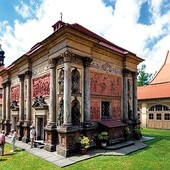 	Unikatowa  pod względem architektonicznym elewacja kaplicy loretańskiej w Rumburku jest barokową kopią włoskiego renesansowego oryginału.