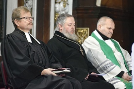 Obecni na ekumenicznych nieszporach przedstawiciele Kościołów (od lewej): ewangelicko--augsburskiego, prawosławnego i katolickiego.