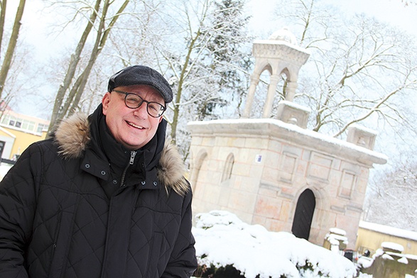 – Zapraszam do wiernej repliki średniowiecznego Bożego Grobu w Jerozolimie, która  znajduje się przy naszym parafialnym kościele – mówi ks. Jarosław Stoś,  który  jest proboszczem parafii pw. Nawiedzenia NMP. Wcześniej był rektorem paradyskiego seminarium.