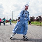 Siostra Sara Gembala służebniczka,  na pielgrzymce rolkowej  z Katowic do Piekar Śl. 