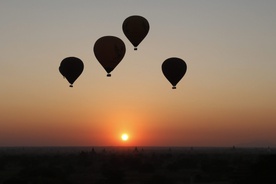 Balony o wschodzie słońca