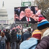 Donald Trump składa przysięgę  na Biblię. Wśród tłumu są zwolennicy i przeciwnicy nowego prezydenta.  Ci drudzy jednak szanują podniosłość chwili i nie protestują.