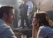 Emma Stone jako Mia i Ryan Gosling w roli Sebastiana udowodnili, że nie tylko są świetnymi aktorami, ale również dobrze tańczą i śpiewają.