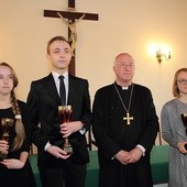 Bp Andrzej F. Dziuba i laureaci diecezjalnego etapu OTK - Kacper Słodki, Barbara Błaszczak (po prawej) i Jolanta Cholewińska