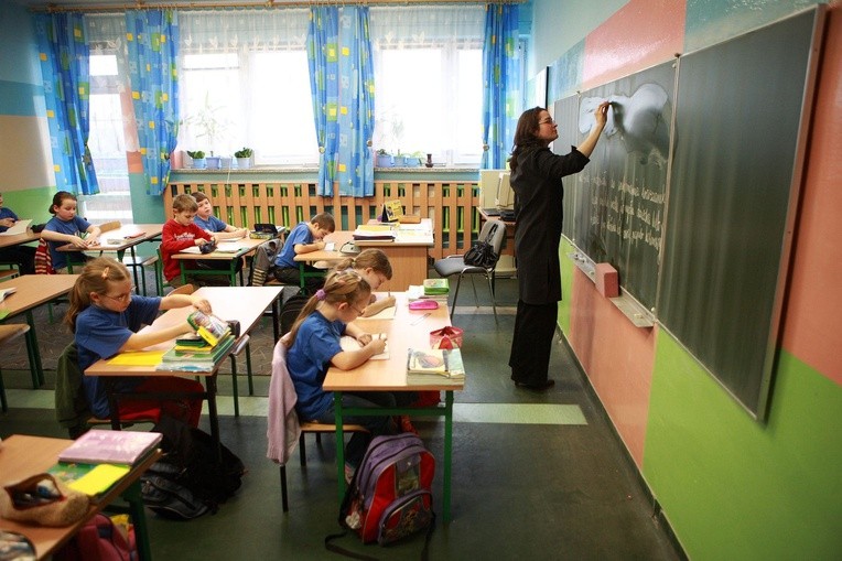 Choć w Polsce coraz więcej szkół stawia na indywidualizację nauczania i nowe metody, to jednak wciąż jest ich za mało
