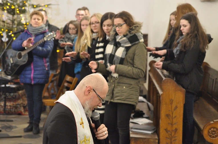 Ks. Adamczyk poprosił młodych o modlitwę nad nim przed konferencją.