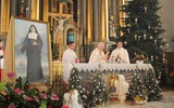Bp Andrzej F. Dziuba odprawia Mszę św. w kościele Świętego Ducha w Łowiczu przy relikwiach bł. Bolesławy Lament