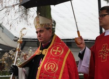 Bp Marek Marczak podczas procesji św. Wiktorii w Łowiczu