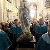 Ludzi przyciąga tutaj wielkie nabożeństwo  do Matki Bożej z Lourdes.