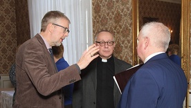 Peter Schabe z Niemiecko--Polskiej Fundacji Ochrony Zabytków Kultury (pierwszy z lewej), ks. Jarosław Stoś i wicewojewoda Robert Paluch.