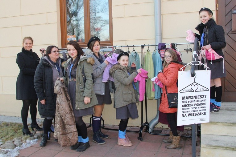 Harcerki zawieszają nowe ubrania. Z lewej Anna Malinowska. Obok Małgorzata Kowalska, mama pani Anny