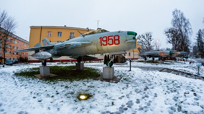 W Redzikowie udało się zachować wszystkie 4 typy samolotów, używanych w 28. Pułku Lotnictwa Myśliwskiego, poczynając od MiG-a-17, na ­­MiG-u-23 kończąc. W oddali z prawej strony widać wejście na teren bazy.