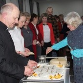 Ks. Sławomir Płusa zaprasza na urodzinowy tort