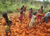 Afrykańskie dzieci dla ofiar trzęsienia ziemi