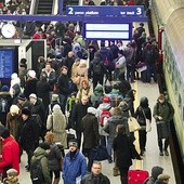 W aglomeracji warszawskiej łatwiej o dobrze płatną pracę.