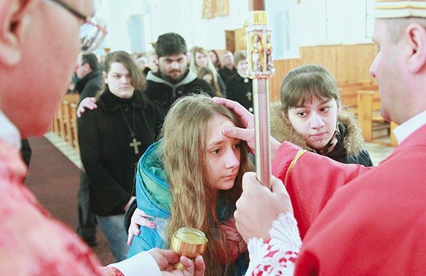 W Biskupicach Radłowskich do bierzmowania przystąpiło 8 gimnazjalistów z parafii.