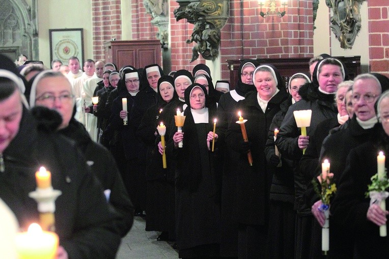 ▲	W naszej diecezji pracuje około 100 zakonnic i zakonników.