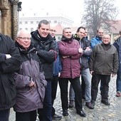 ◄	W dwóch wrocławskich grupach modli się 30 panów. Na zdjęciu przedstawiciele 12. i 16. Męskiego Plutonu Różańcowego.