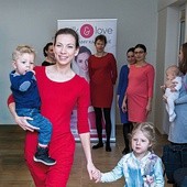 Karolina Kurzela – projektantka mody dla matek. A prywatnie szczęśliwa mężatka i mama dwojga dzieci.