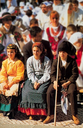 W 2000 r., kiedy Jan Paweł II beatyfikował Hiacyntę i Franciszka, wiele dzieci przybyło na uroczystość w tradycyjnych strojach z czasów dzieci fatimskich  