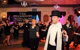 Wodzirej Radosław Florczak prowadzi korowód tańczących