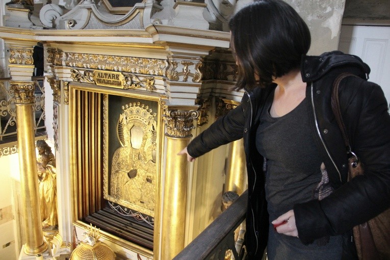 Oprócz wizerunku Matki Bożej Częstochowskiej w ołtarzu znajdują się jeszcze cztery wymienne obrazy