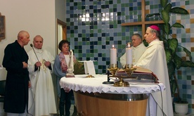 Powitanie biskupa gliwickiego w instytutowej kaplicy.