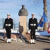 ▲	Stojący w puckim porcie pomnik gen. Józefa Hallera przypomina o dokonanym przez niego akcie zaślubin Polski z Bałtykiem.