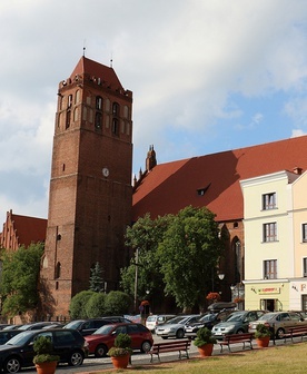 Akcja powieści toczy się w murach średniowiecznego zamku.