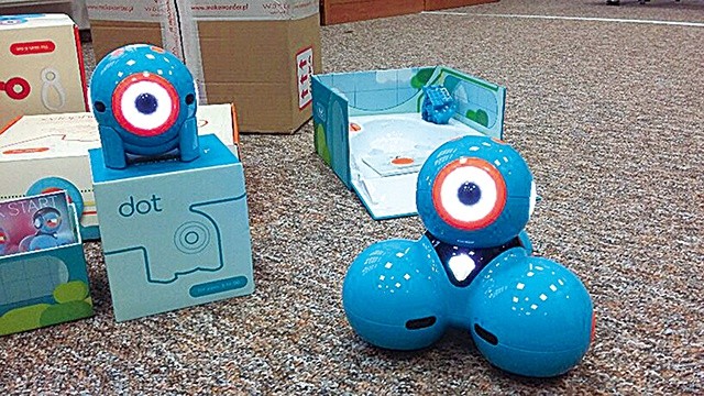 Programowania pomogą uczyć roboty Dash i Dot. – Chcemy pokazać, że to nie jest takie trudne, jak się wydaje – mówi Mateusz Paradowski.