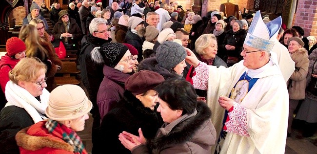 Po homilii kapłani udzielali wiernym sakramentu chorych.