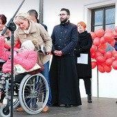 Pieniądze dla Klaudii zbierane były m.in. podczas ubiegłorocznego Marszu Życia. Na  scenie ks. Adrian Jakubiak. Pierwszy z prawej al. Krystian Korba, obok Konrad Jóźwik.