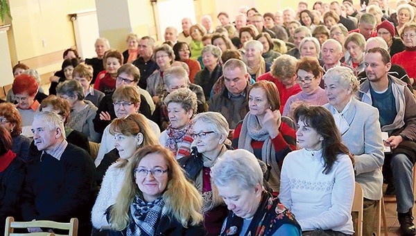 Tłumy na comiesięcznych spotkaniach w Dębicy.