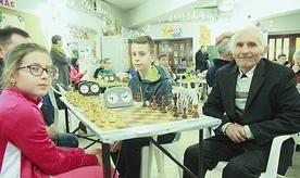 Pierwszą partię 11-letniej Gabrysi przyszło rozegrać z liczącym sobie 89 lat Czesławem Madejem.
